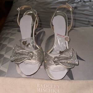 Badgley Mischka
Rennie Strass Ruffle Slingback Sandals (White)